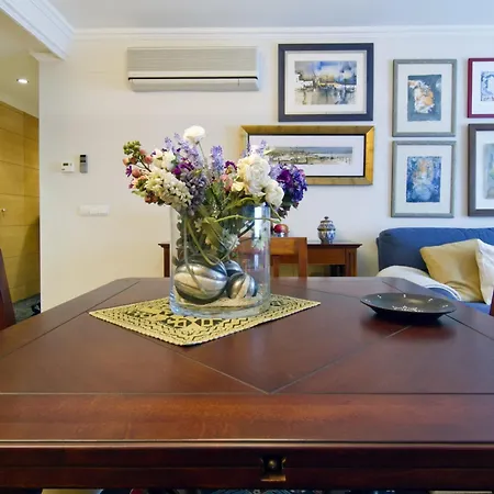 Joan Apartman *